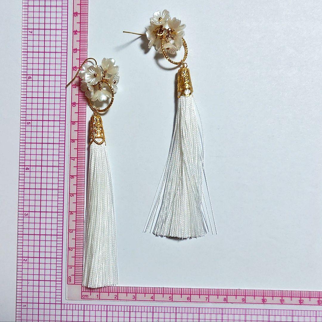 【1289】白い小花とタッセルのピアス