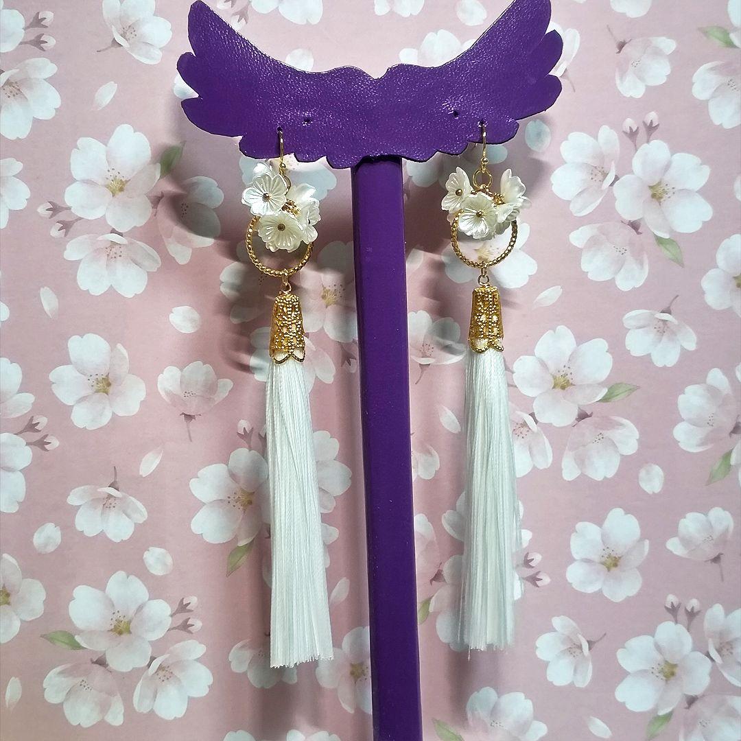 【1289】白い小花とタッセルのピアス