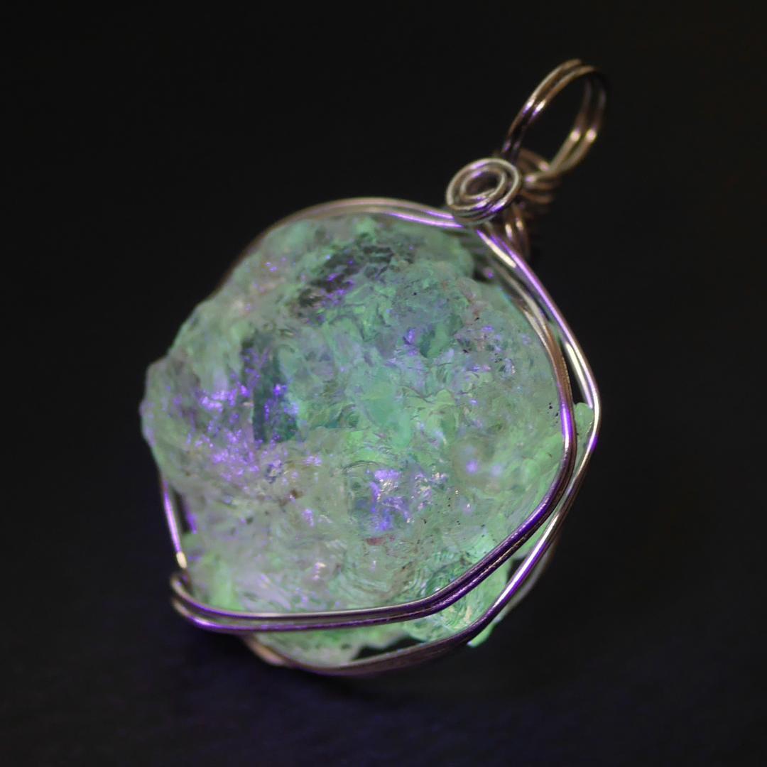 ワイヤー巻き☆宝石質 強蛍光 ハイアライトオパール（チェーン付）