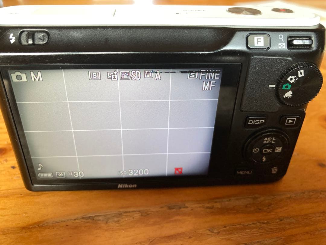 Nikon 1 J1 ホワイト バッテリー・充電器付