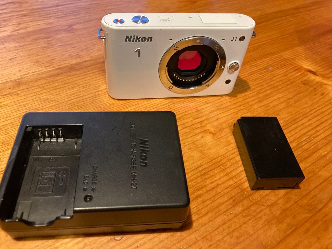 Nikon 1 J1 ホワイト バッテリー・充電器付