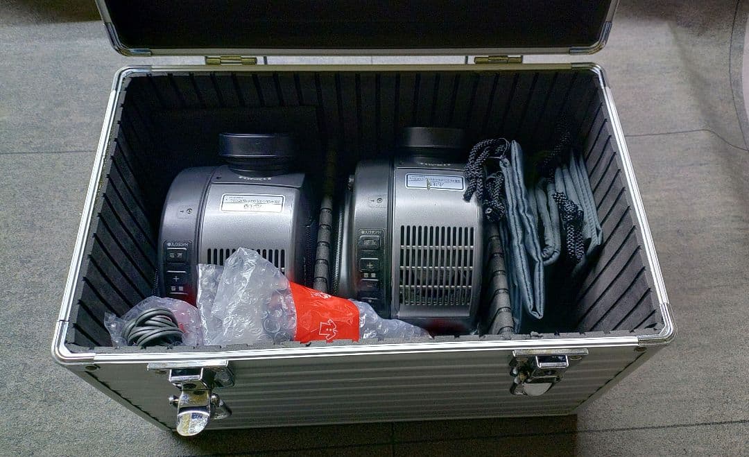 SONY液晶プロジェクターCPJ-200 セットアタッシュケース付 OD112