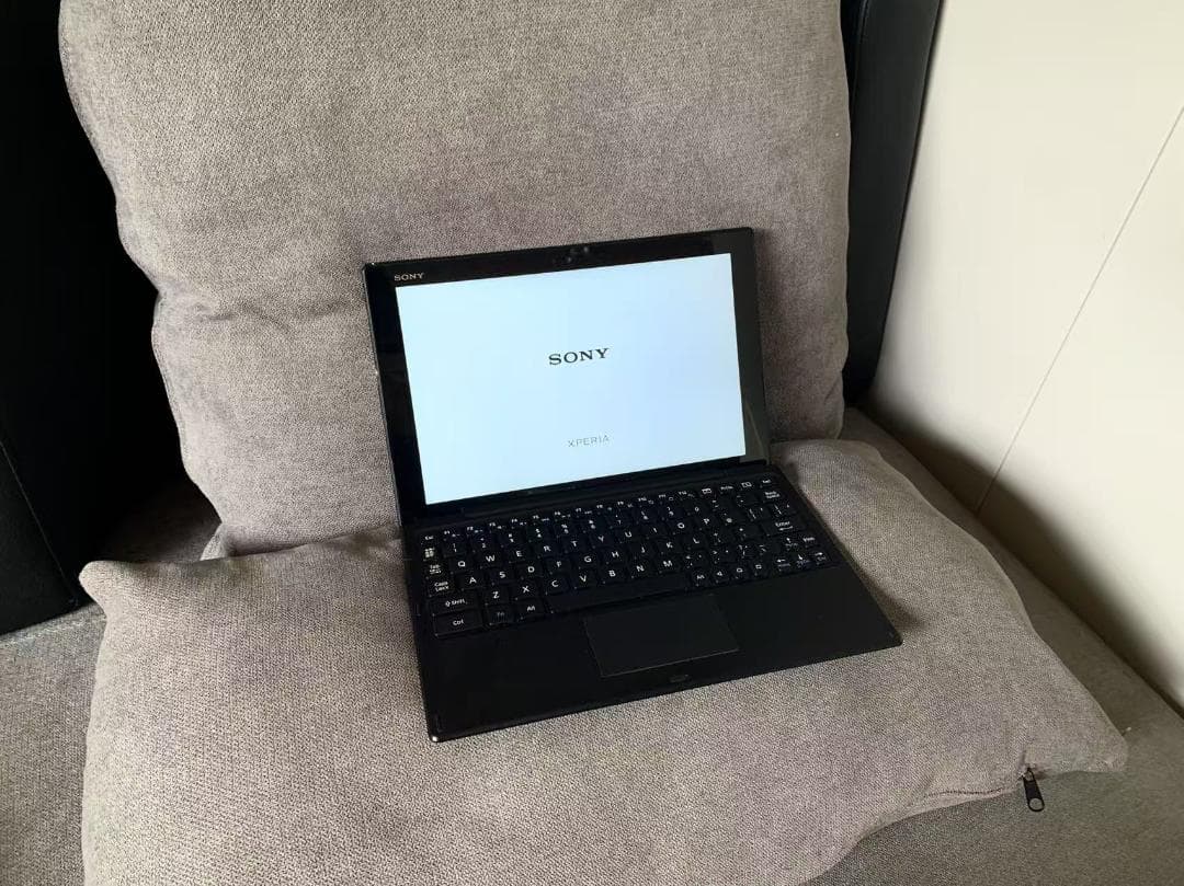 Xperia Z4 Tablet SOT31（SONYキーボードBKB50付き）