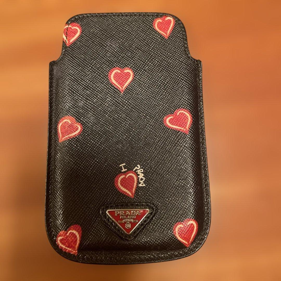 高坂恵子　PRADA ハート柄スマートフォンケース