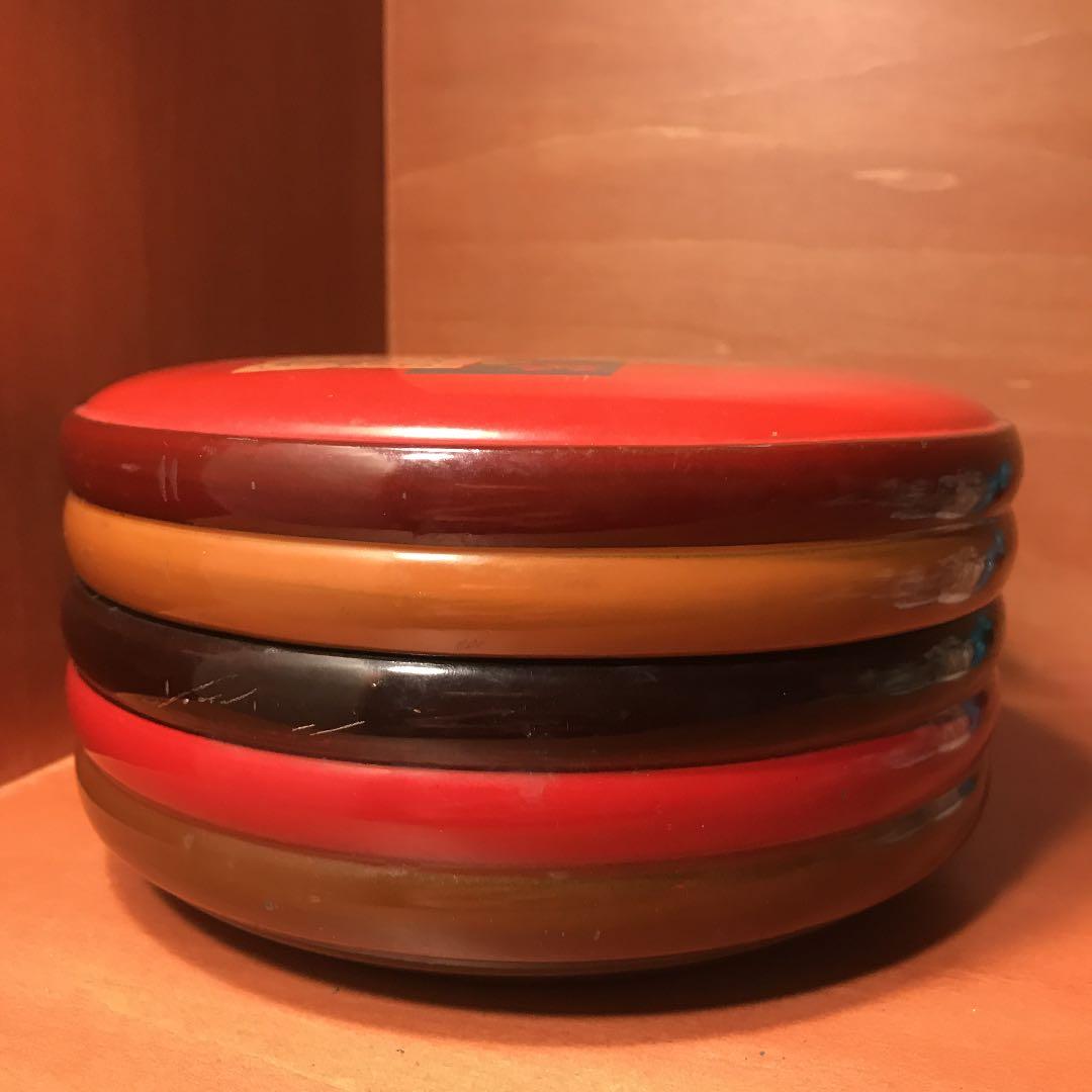 古い漆の丸い小物入れ