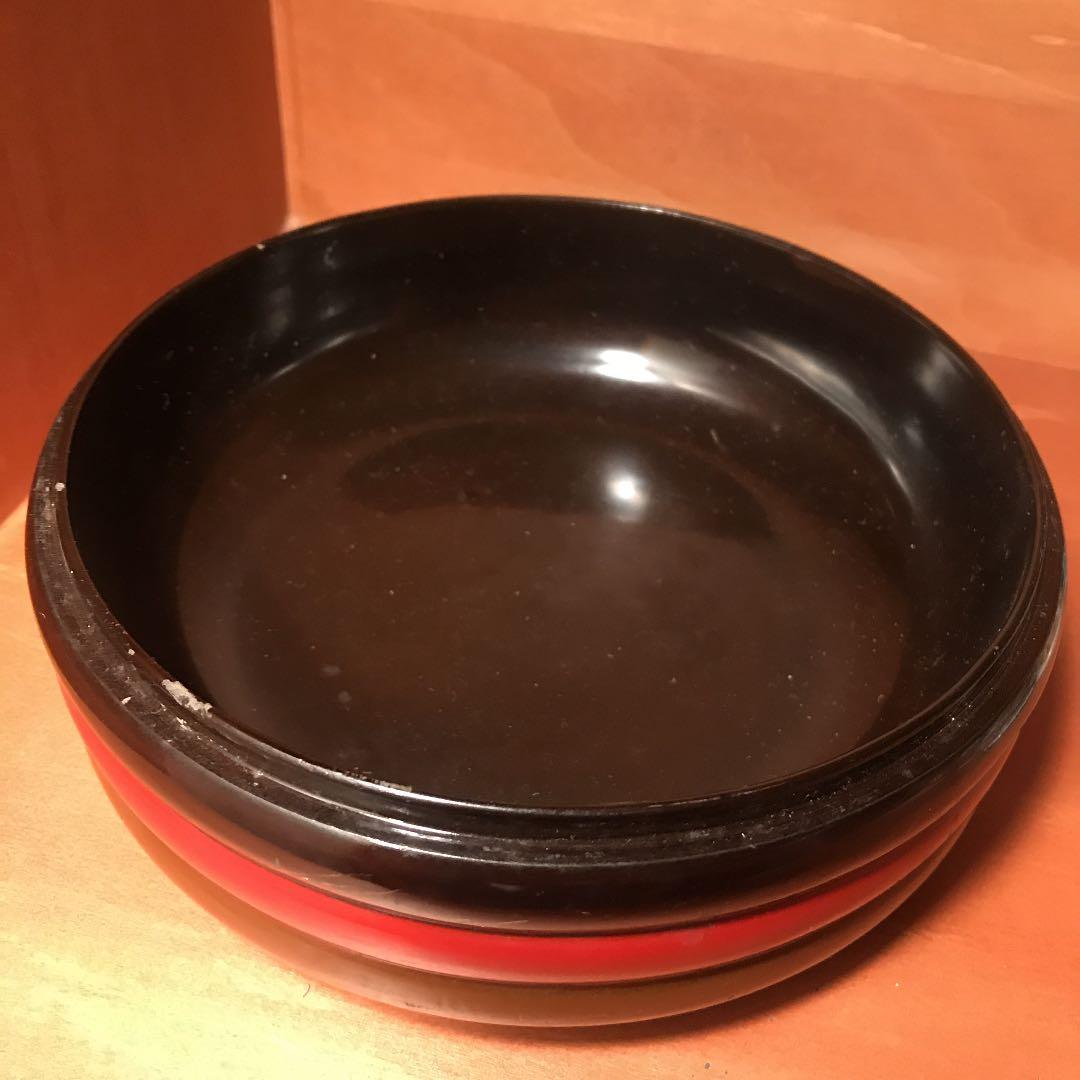 古い漆の丸い小物入れ