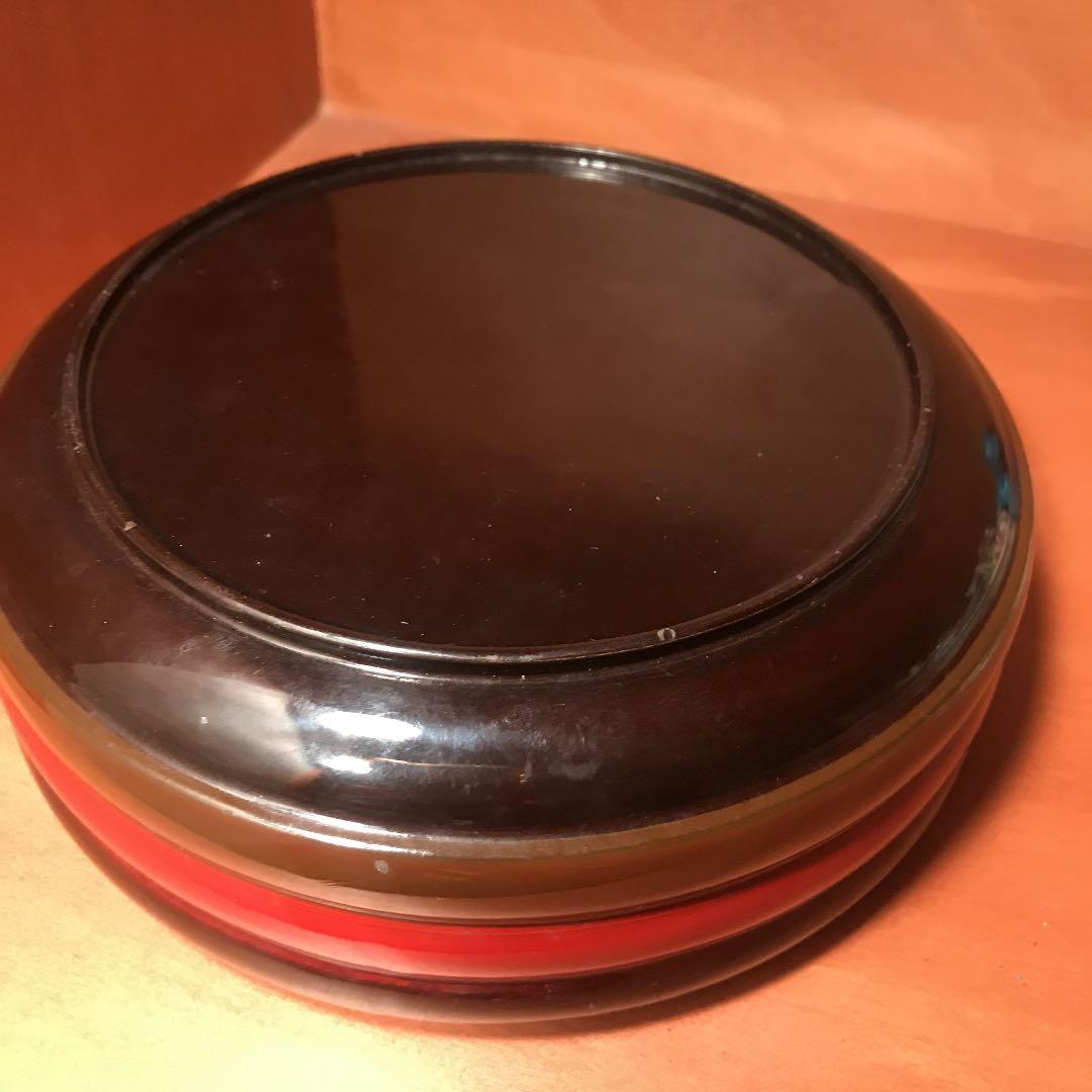 古い漆の丸い小物入れ