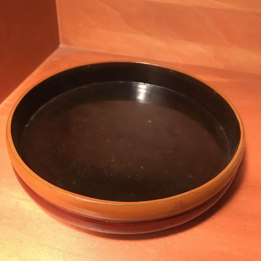 古い漆の丸い小物入れ