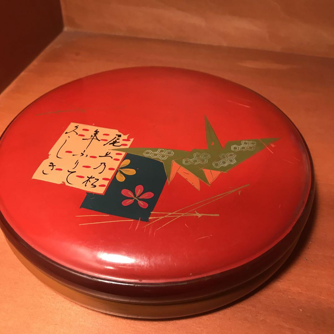 古い漆の丸い小物入れ