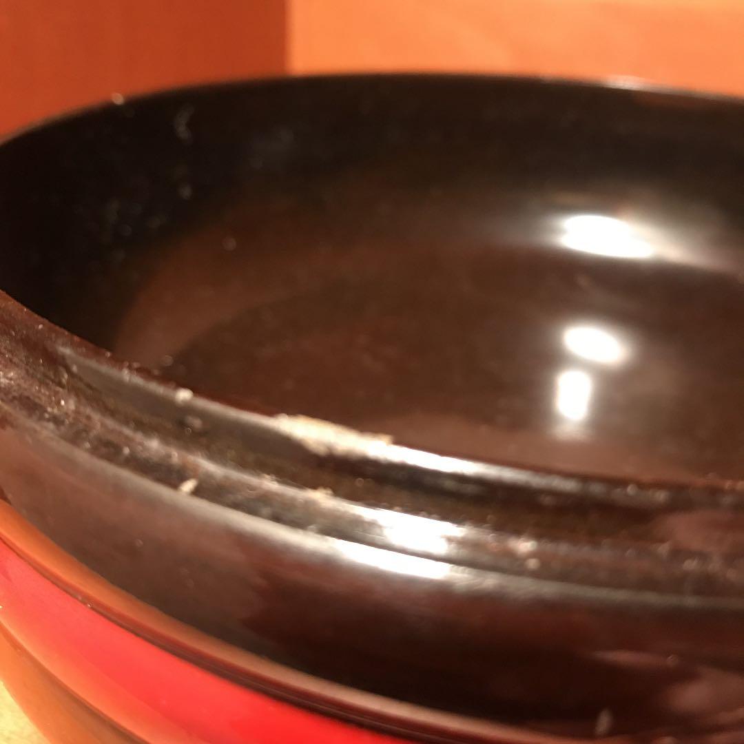 古い漆の丸い小物入れ