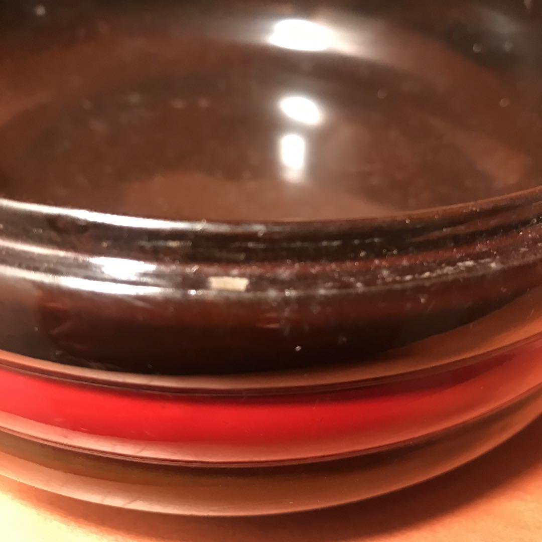 古い漆の丸い小物入れ