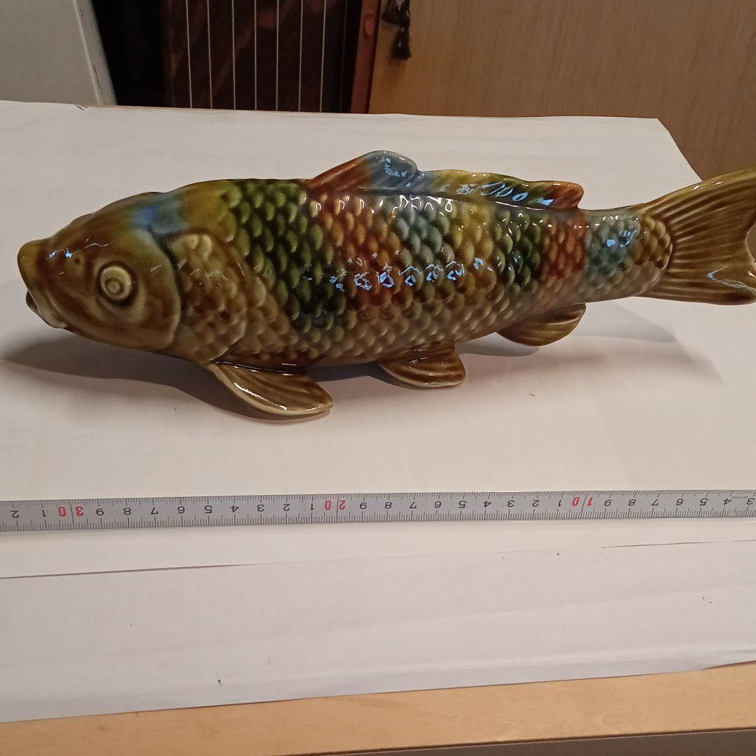 力強いどっしりとした鯉の置き物陶器