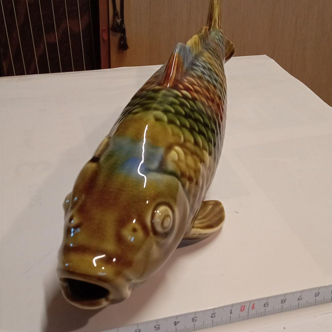 力強いどっしりとした鯉の置き物陶器