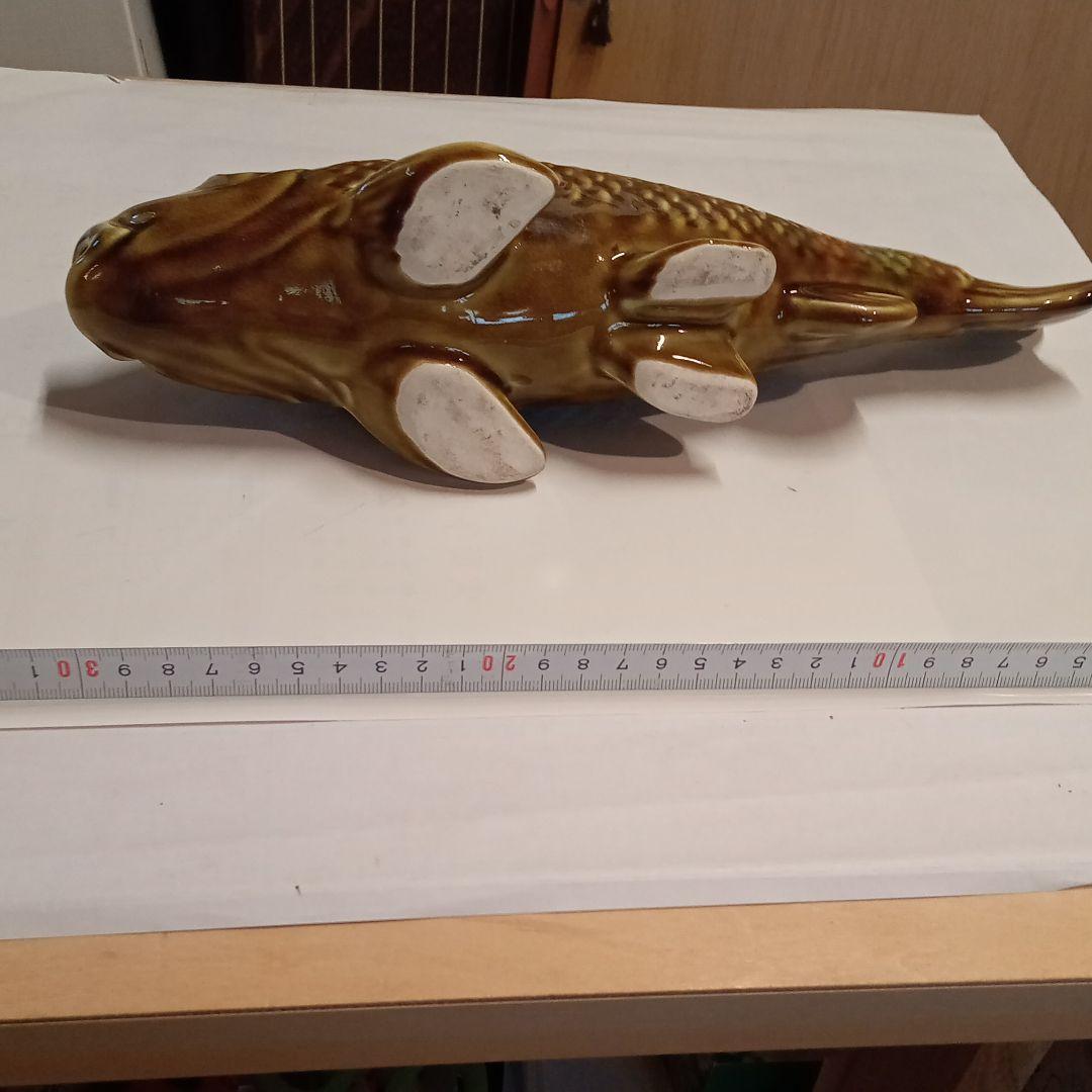 力強いどっしりとした鯉の置き物陶器