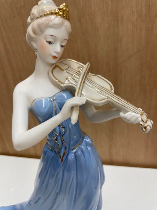 リヤドロ風　陶器　置物　バイオリンを弾く貴婦人