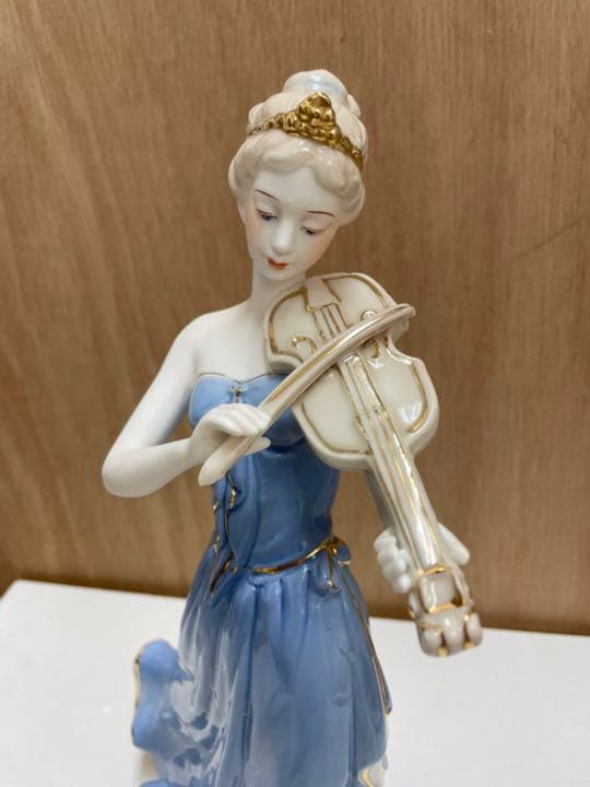 リヤドロ風　陶器　置物　バイオリンを弾く貴婦人