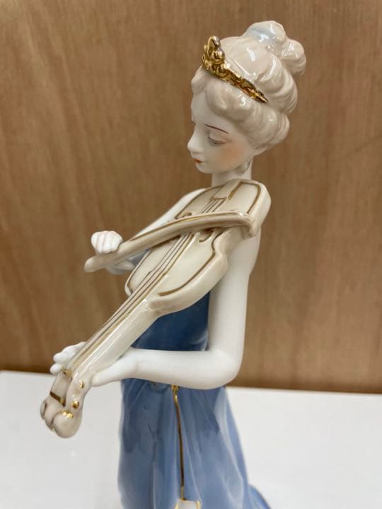 リヤドロ風　陶器　置物　バイオリンを弾く貴婦人