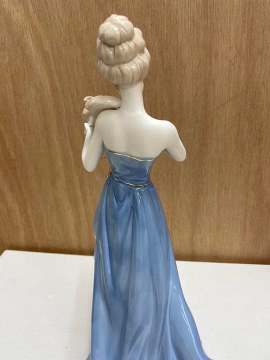 リヤドロ風　陶器　置物　バイオリンを弾く貴婦人