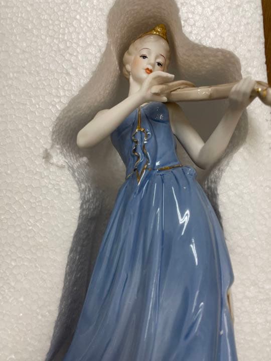 リヤドロ風　陶器　置物　バイオリンを弾く貴婦人