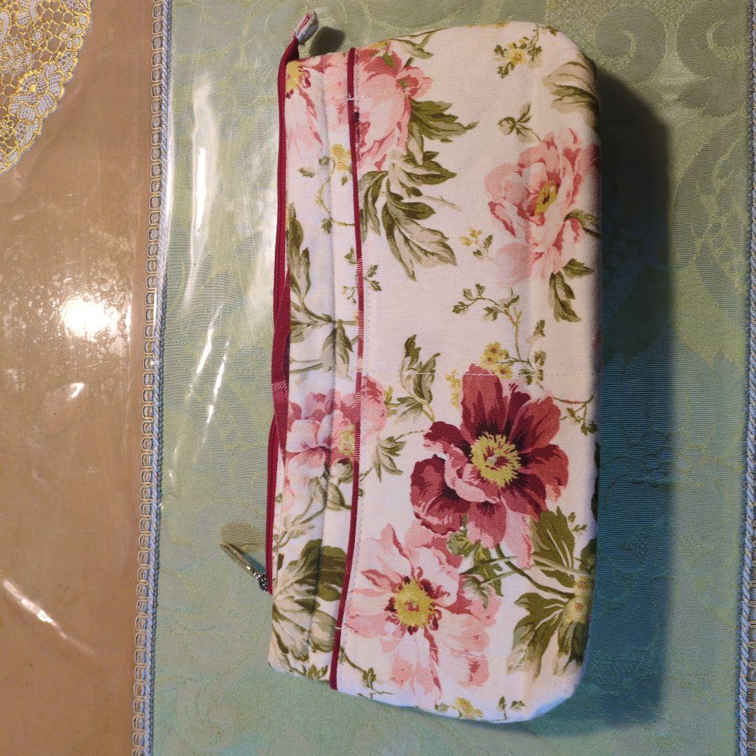ローラアシュレイの特大ポケットたくさんポーチ新品、未使用、フラワープリント