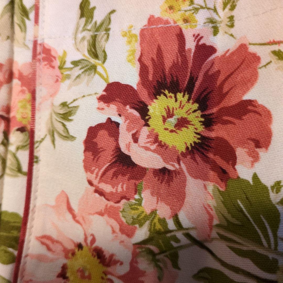 ローラアシュレイの特大ポケットたくさんポーチ新品、未使用、フラワープリント