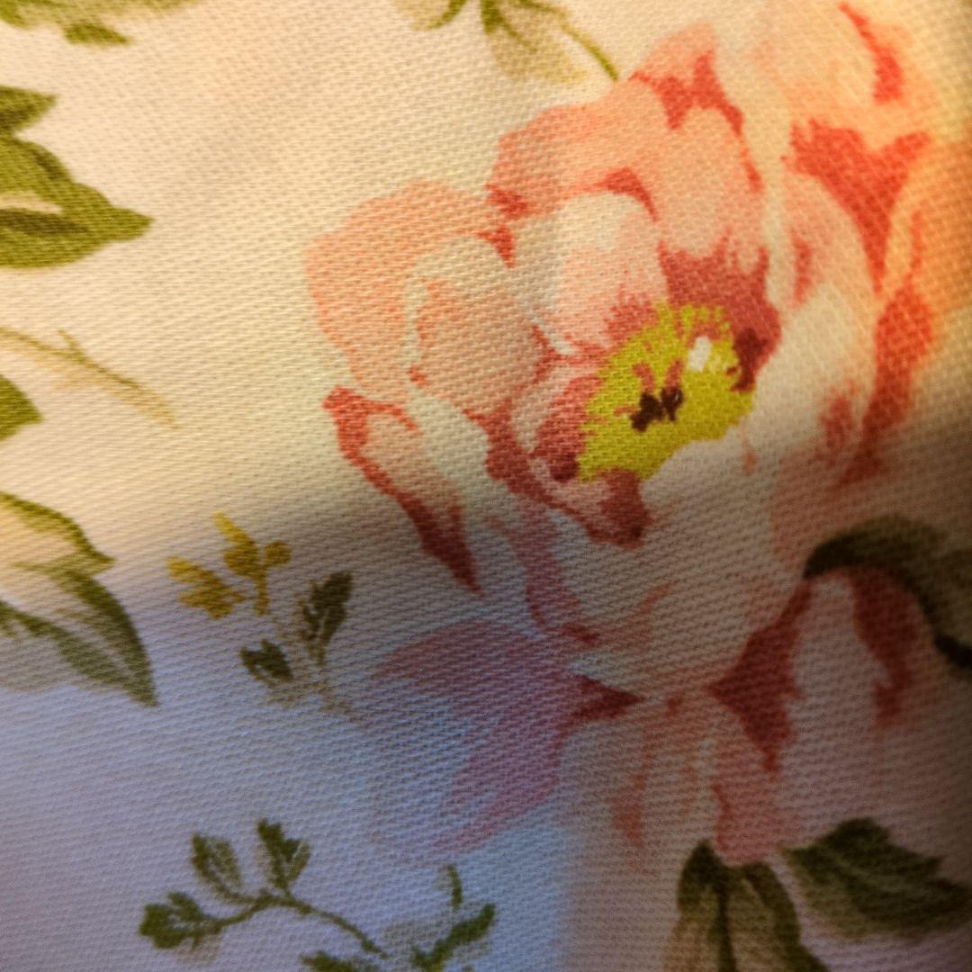 ローラアシュレイの特大ポケットたくさんポーチ新品、未使用、フラワープリント