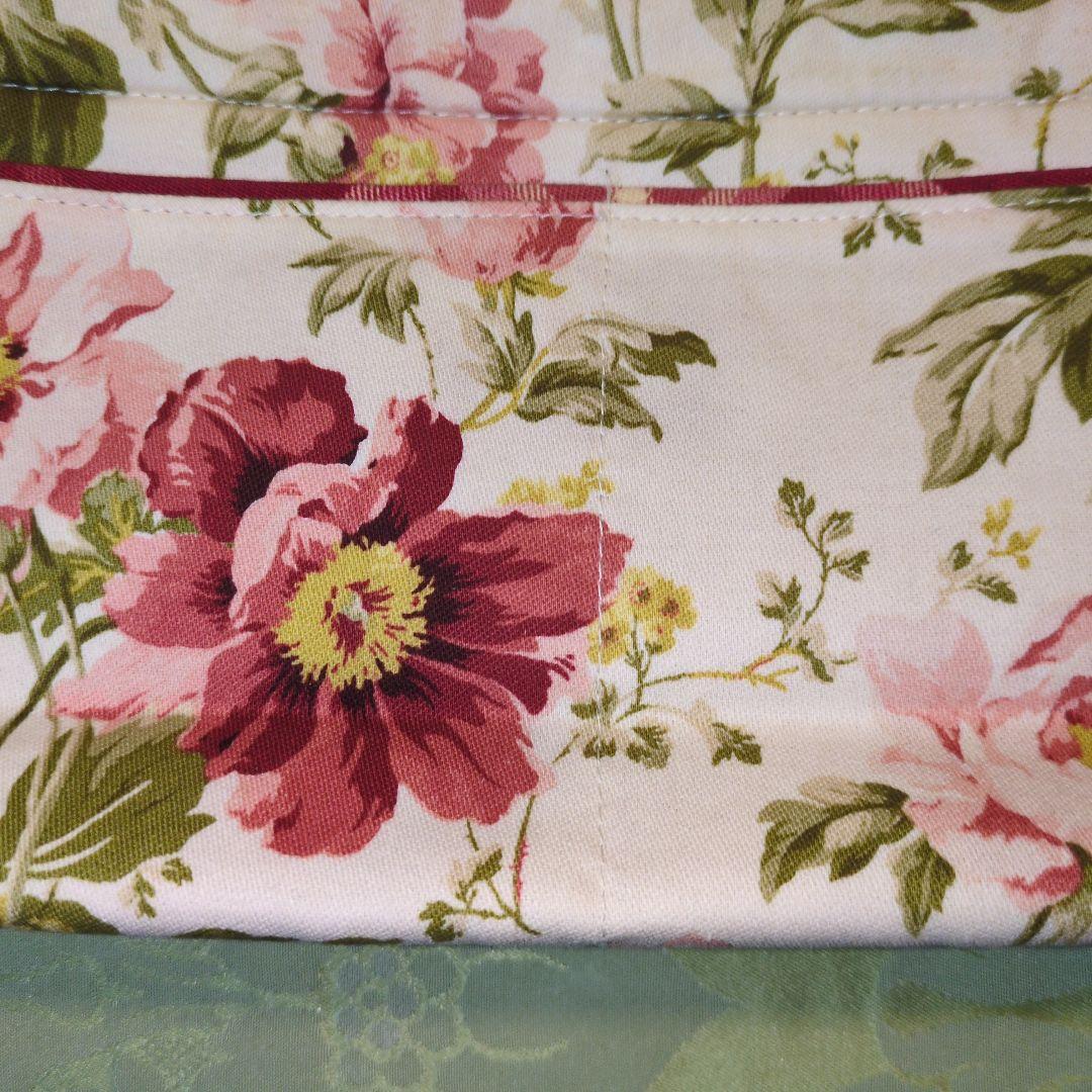 ローラアシュレイの特大ポケットたくさんポーチ新品、未使用、フラワープリント