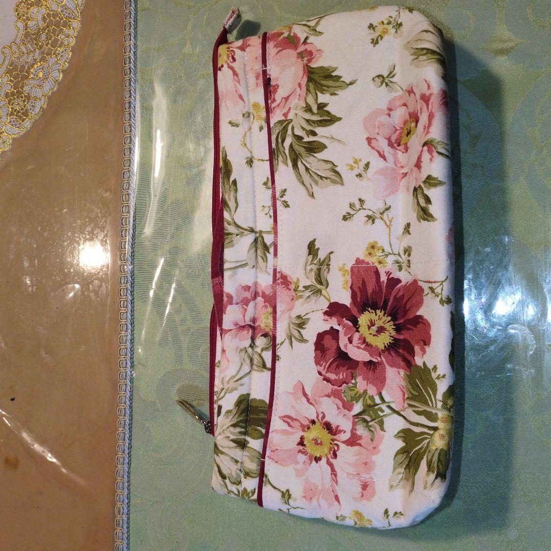 ローラアシュレイの特大ポケットたくさんポーチ新品、未使用、フラワープリント