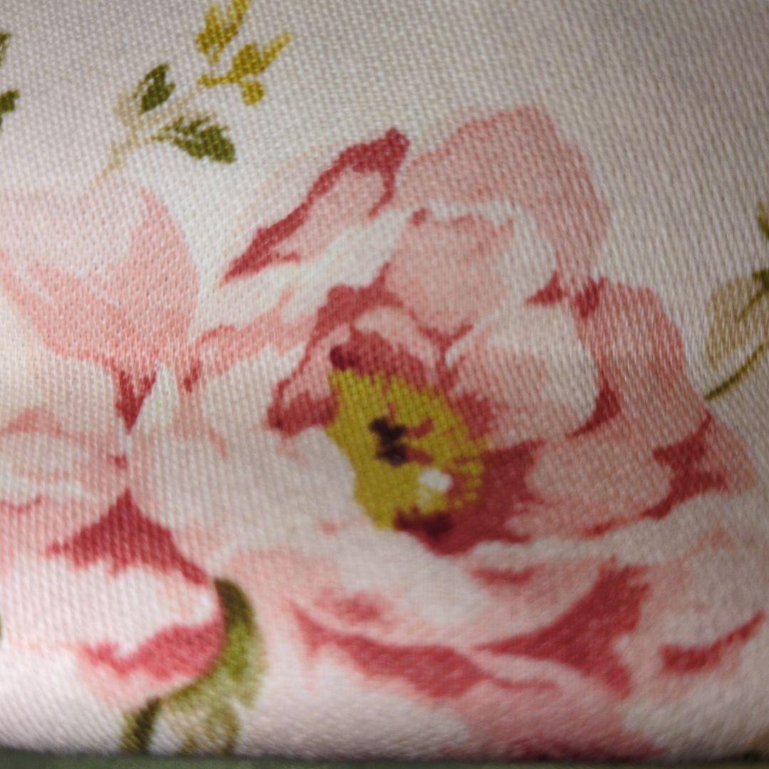 ローラアシュレイの特大ポケットたくさんポーチ新品、未使用、フラワープリント