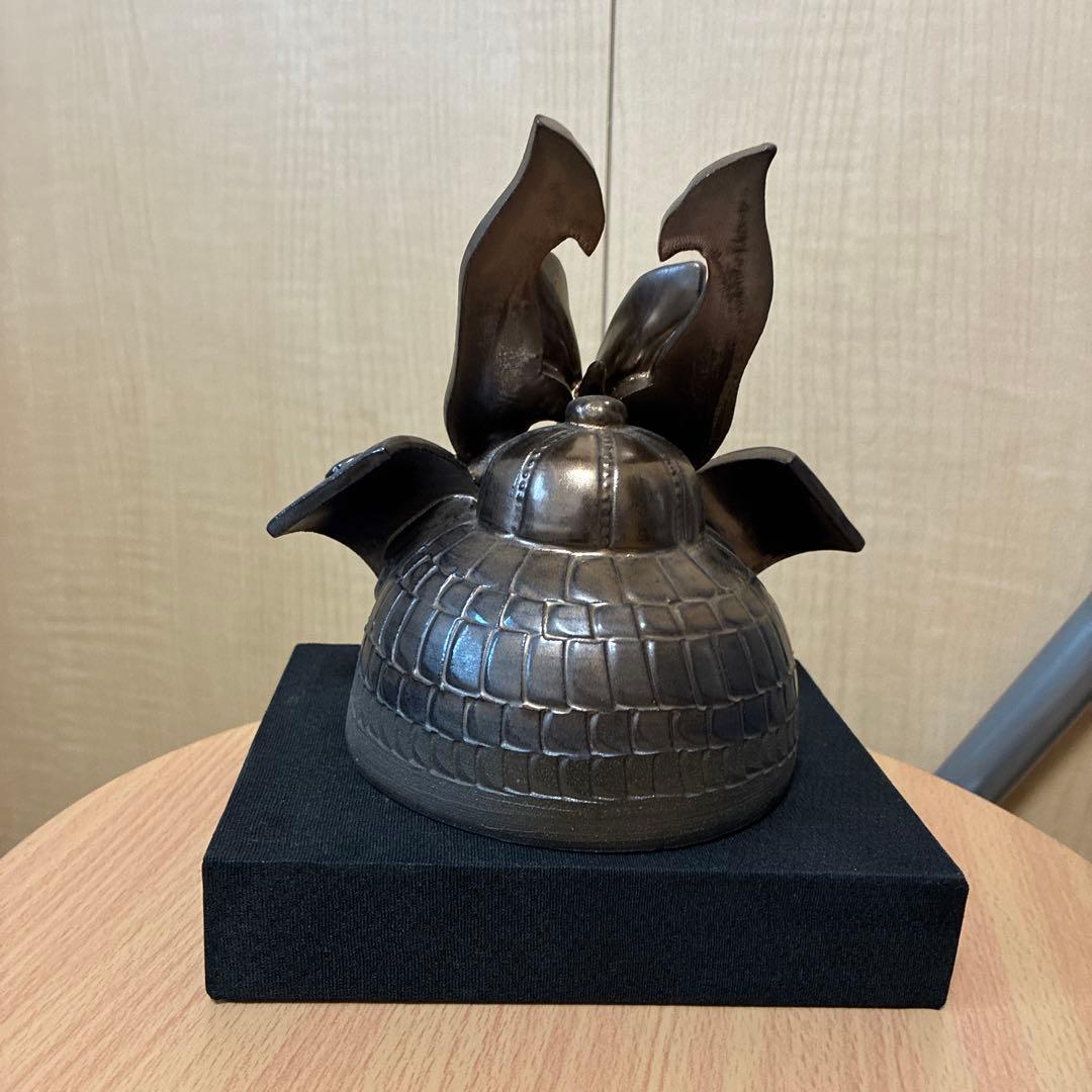ブロンズ色の金属製兜置物