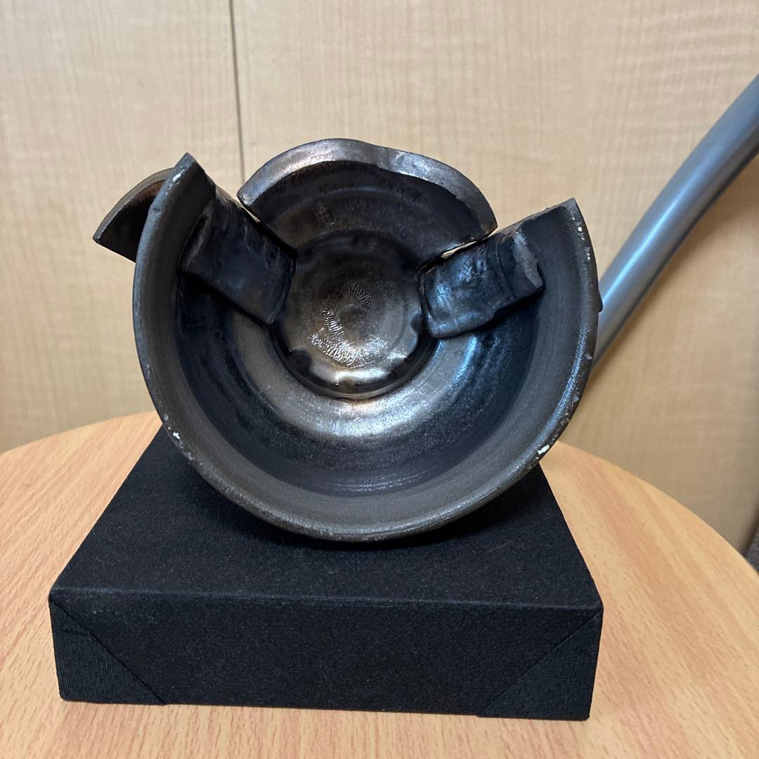 ブロンズ色の金属製兜置物