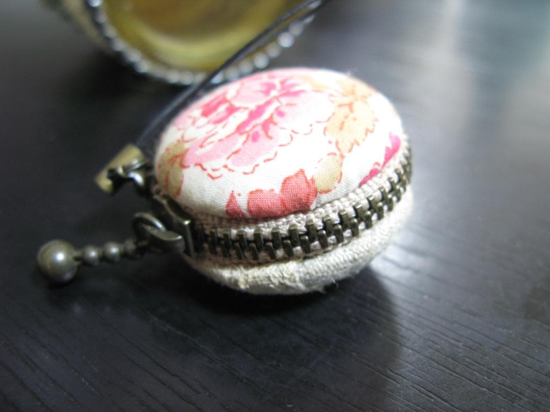 中古　ハンドメイドの瓶と ハンドメイドのケース　ビンテージガラス