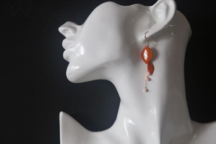 オレンジリーフと珊瑚がゆれるピアス