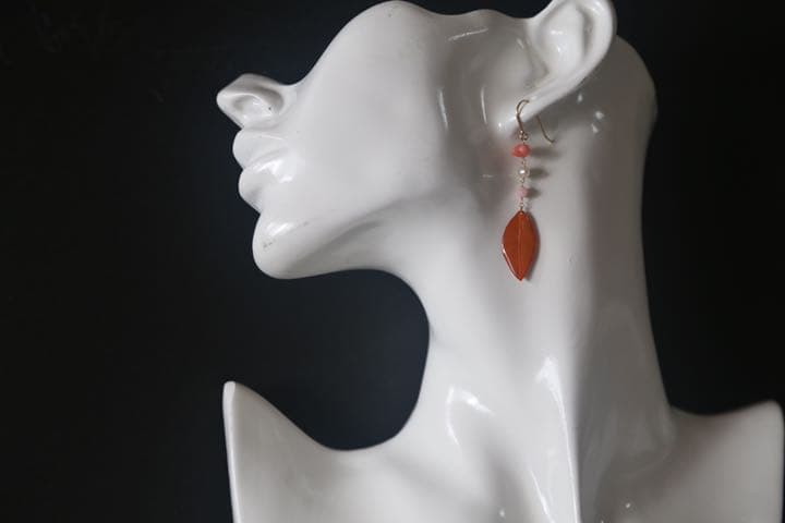 オレンジリーフと珊瑚がゆれるピアス