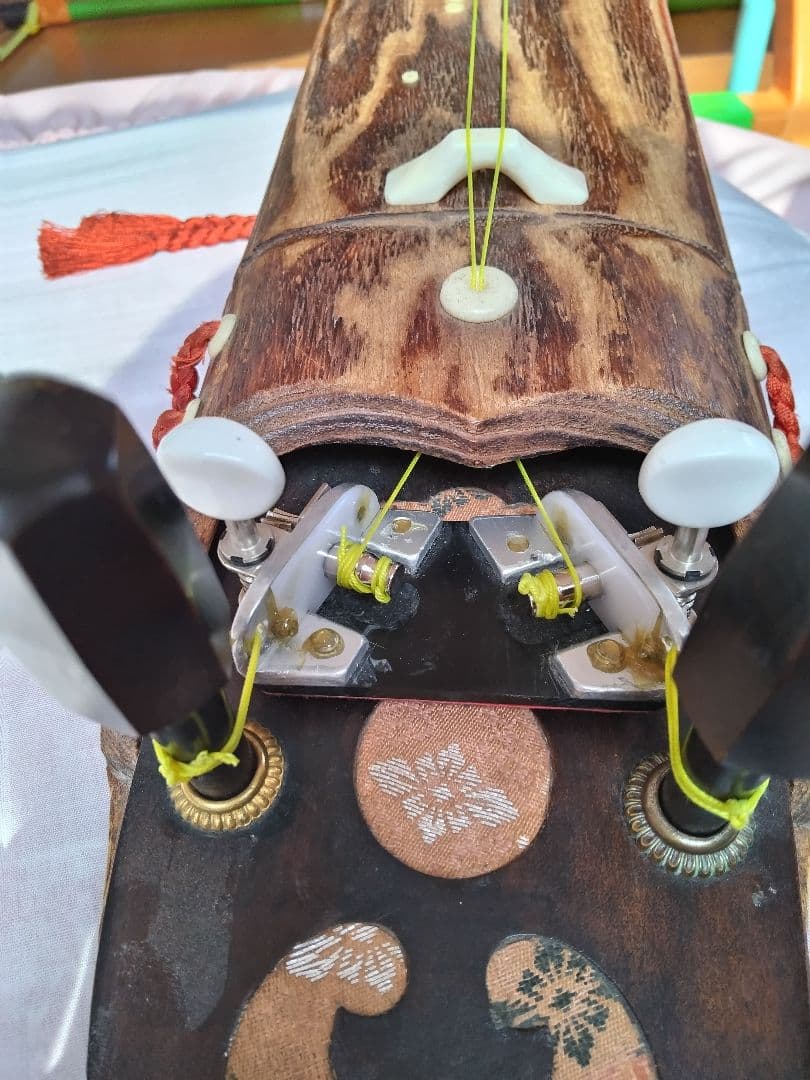 八雲琴・ 二弦琴の ペグを組み込んだ 糸巻き装置