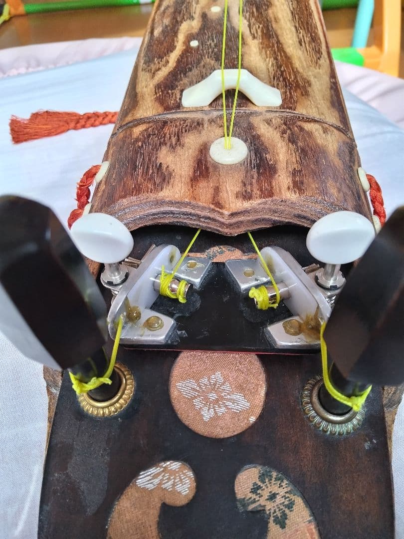 八雲琴・ 二弦琴の ペグを組み込んだ 糸巻き装置