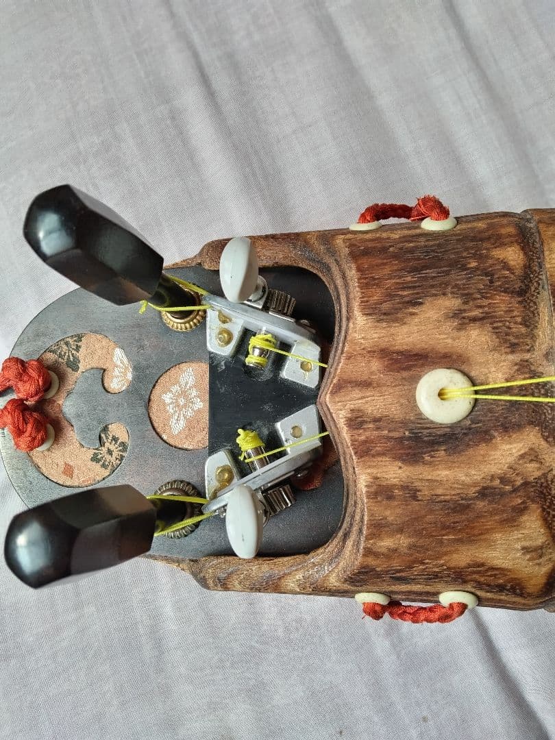 八雲琴・ 二弦琴の ペグを組み込んだ 糸巻き装置