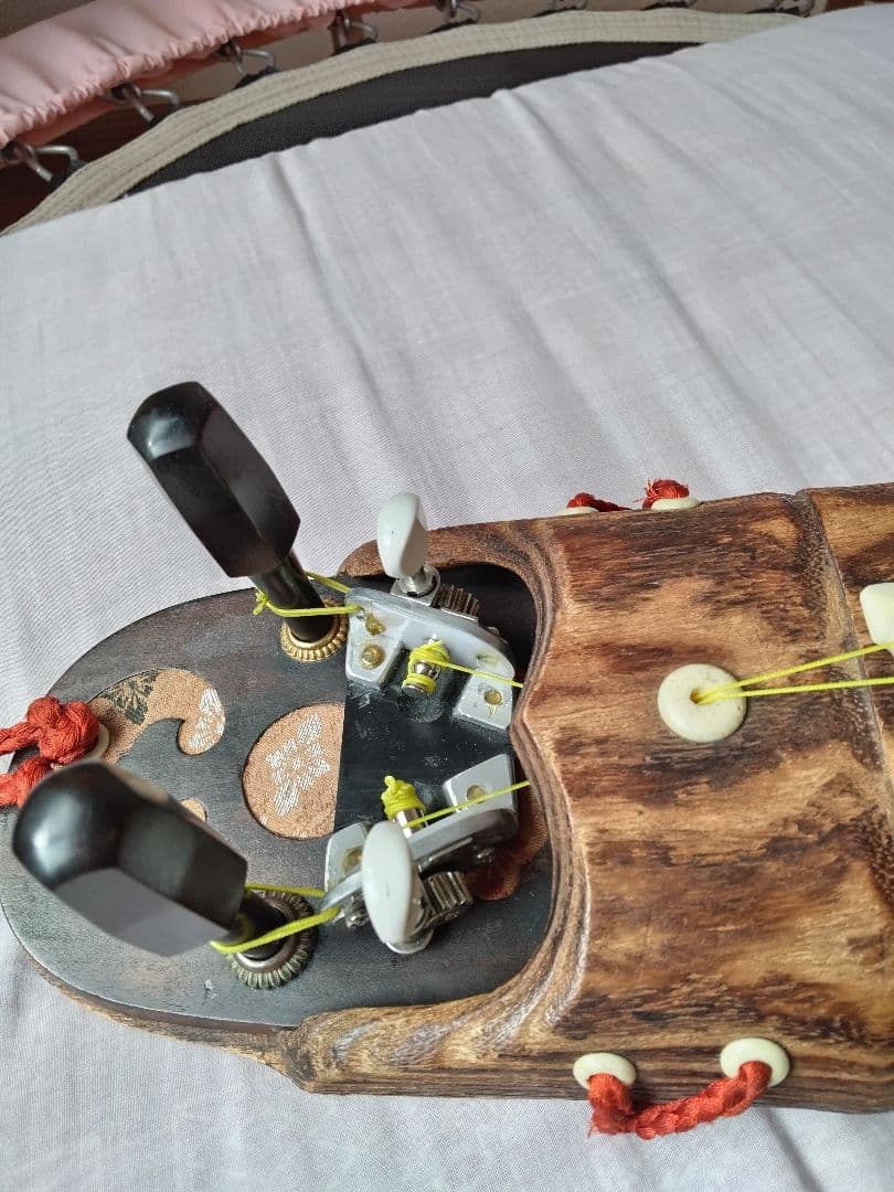 八雲琴・ 二弦琴の ペグを組み込んだ 糸巻き装置