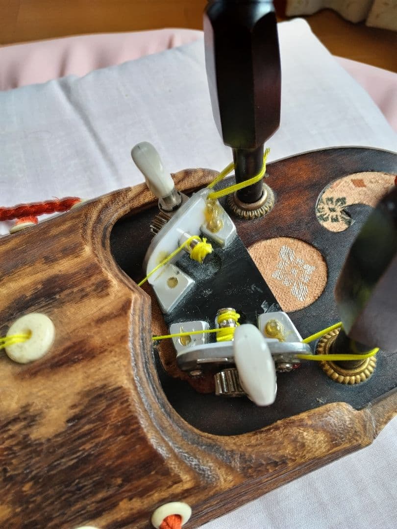 八雲琴・ 二弦琴の ペグを組み込んだ 糸巻き装置