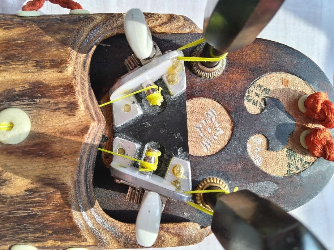 八雲琴・ 二弦琴の ペグを組み込んだ 糸巻き装置