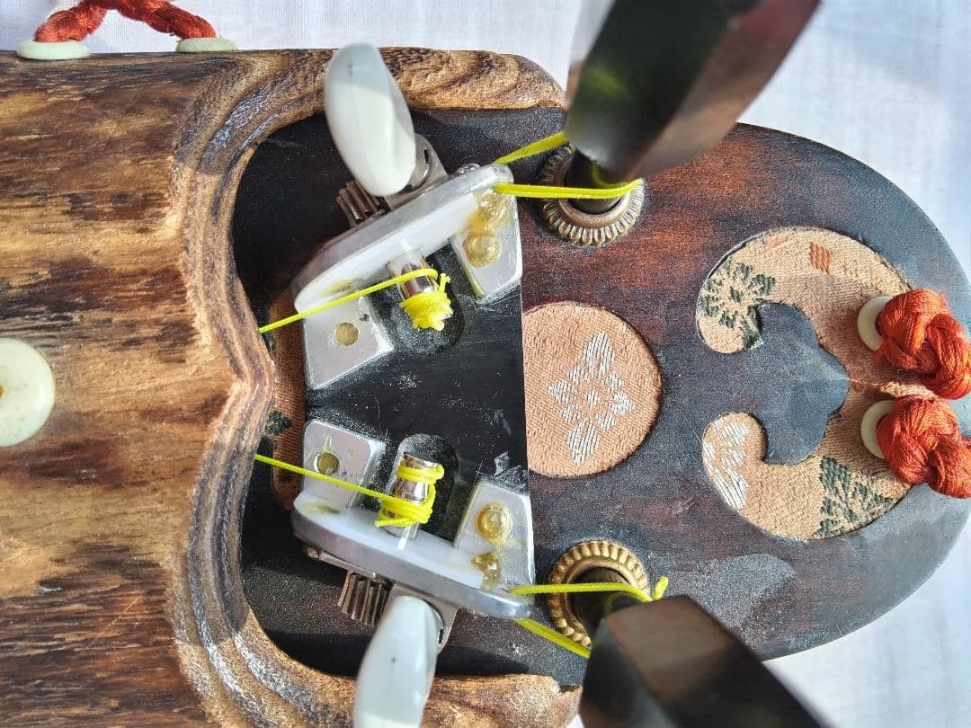 八雲琴・ 二弦琴の ペグを組み込んだ 糸巻き装置