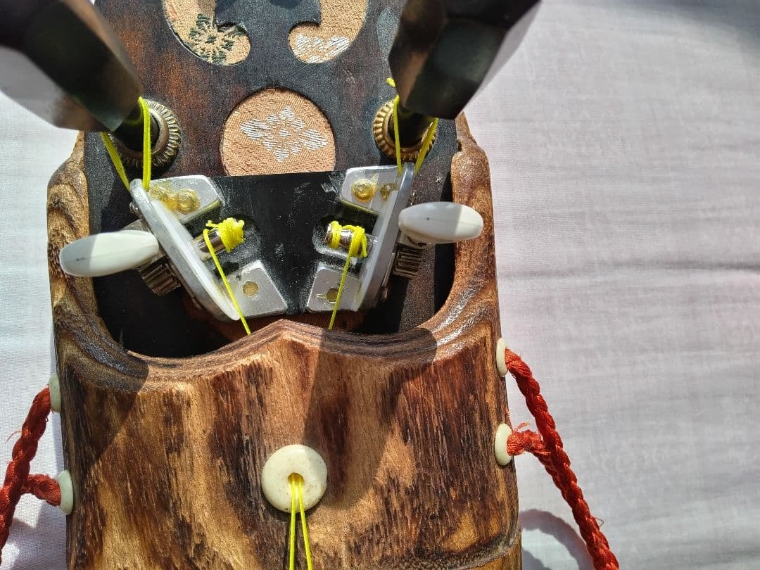 八雲琴・ 二弦琴の ペグを組み込んだ 糸巻き装置