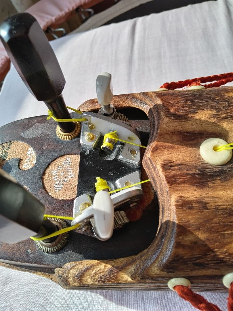 八雲琴・ 二弦琴の ペグを組み込んだ 糸巻き装置