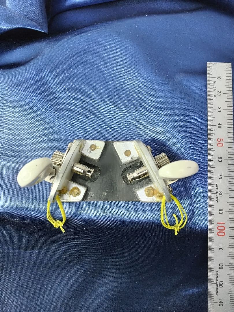 八雲琴・ 二弦琴の ペグを組み込んだ 糸巻き装置