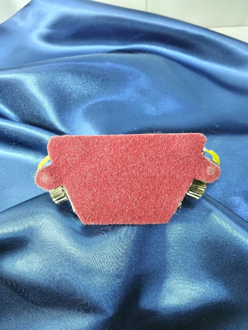 八雲琴・ 二弦琴の ペグを組み込んだ 糸巻き装置