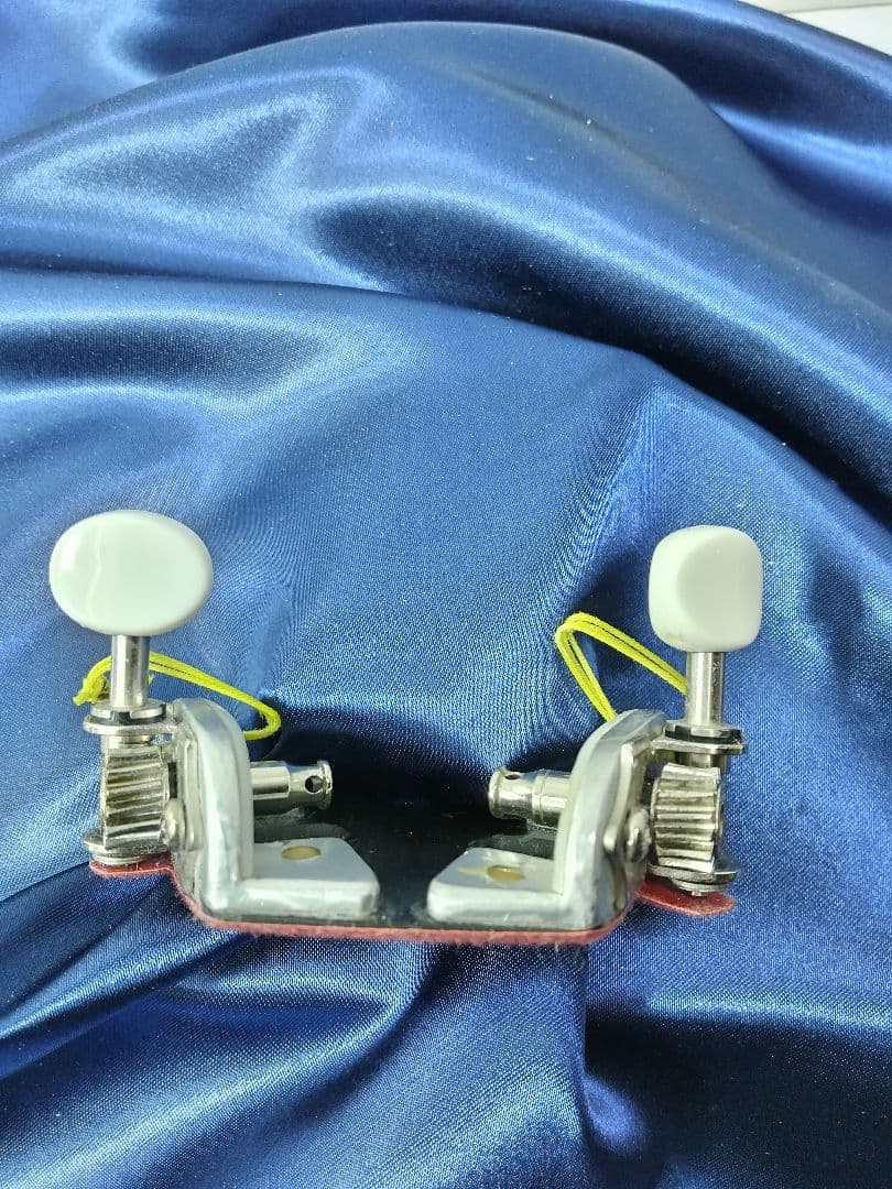 八雲琴・ 二弦琴の ペグを組み込んだ 糸巻き装置