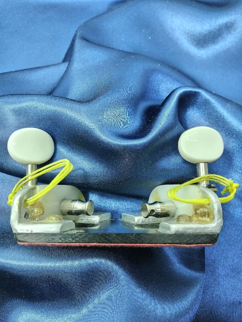 八雲琴・ 二弦琴の ペグを組み込んだ 糸巻き装置