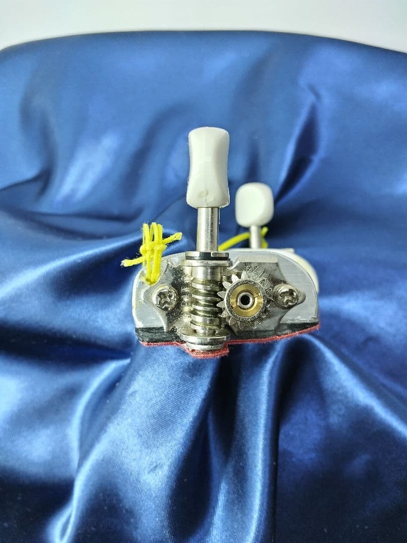 八雲琴・ 二弦琴の ペグを組み込んだ 糸巻き装置