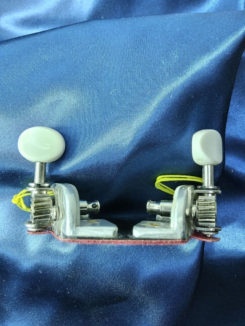 八雲琴・ 二弦琴の ペグを組み込んだ 糸巻き装置