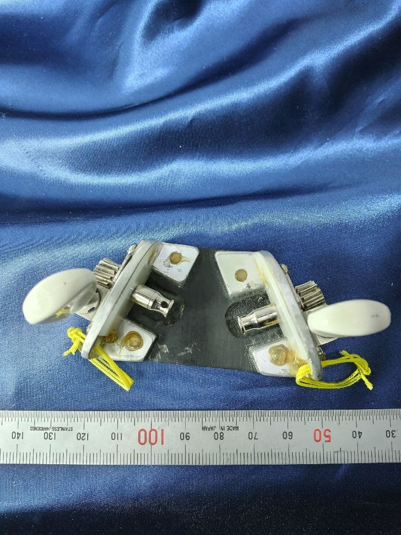 八雲琴・ 二弦琴の ペグを組み込んだ 糸巻き装置